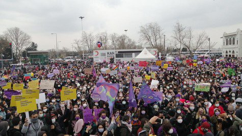 Kadınlar İstanbul Sözleşmesi'nin iptaline karşı sokağa çıktı